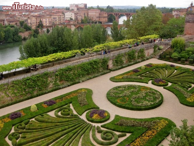 Immagine I giardini del Palais de la Berbie ad Albi (Francia) in autunno.