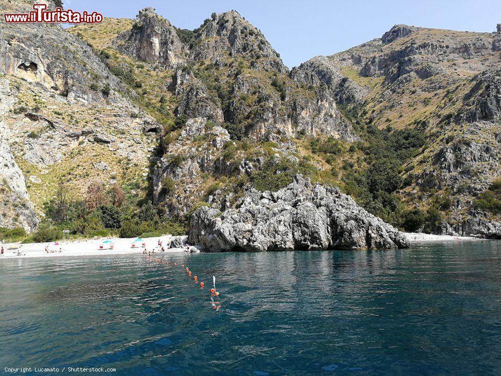 Immagine Alcune spiagge bianche nei dintorni di Scario in Campania. Le spiagge del Marcellino si trovano in direzione di Palinuro - © Lucamato / Shutterstock.com