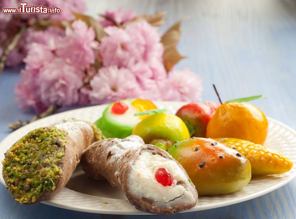 Immagine Alcuni dolci tipici della Sicilia: cannoli e frutta di marzapane.