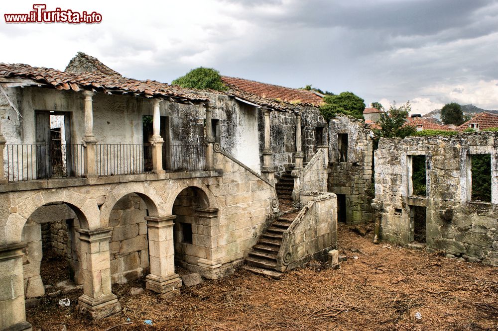 Immagine Alcuni resti dell'antica chiesa di Granja, Boticas, Portogallo. Siamo nel nord del paese.