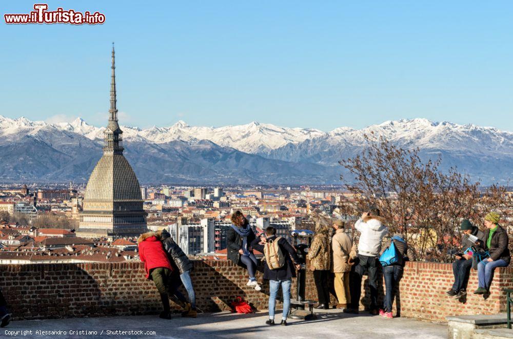 Immagine Alcuni turisti godono del panorama di Torino dal monte dei Cappuccini - © Alessandro Cristiano / Shutterstock.com