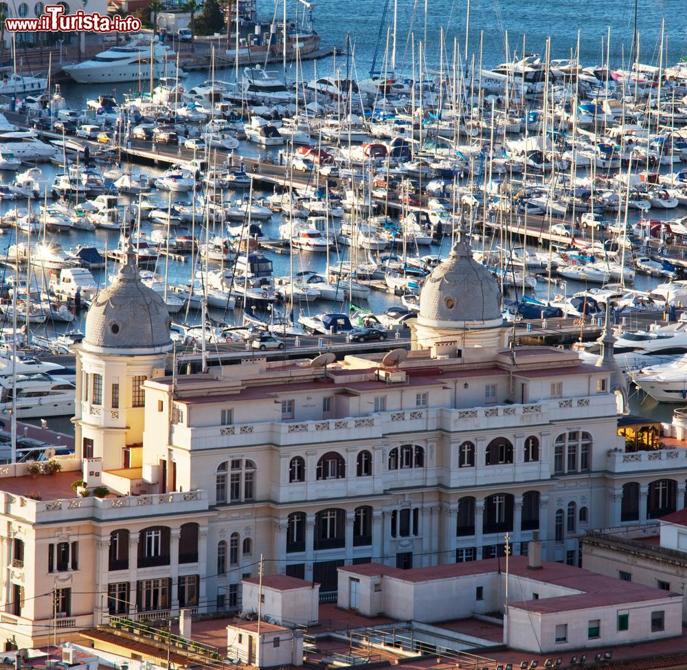 Immagine Alicante, Spagna: una suggestiva veduta dall'alto della marina della città con le barche ormeggiate.