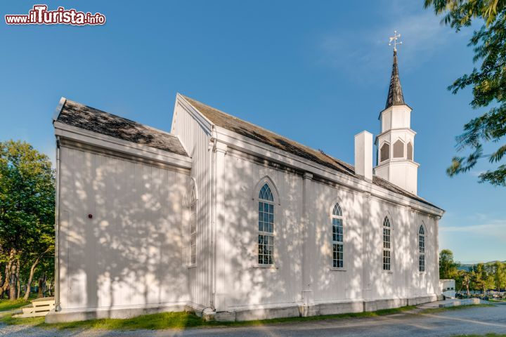 Immagine Fra i luoghi da non perdere durante un tour alla scoperta di questo centro della Norvegia c'è la bella chiesa in legno costruita in stile neogotico nel 1858. Ha pianta longitudinale ed è aperta al pubblico 5 ore al giorno durante i mesi estivi. L'Alta Kirke si trova nel quartiere di Bossekop, situato ad ovest della città - © Anibal Trejo / Shutterstock.com