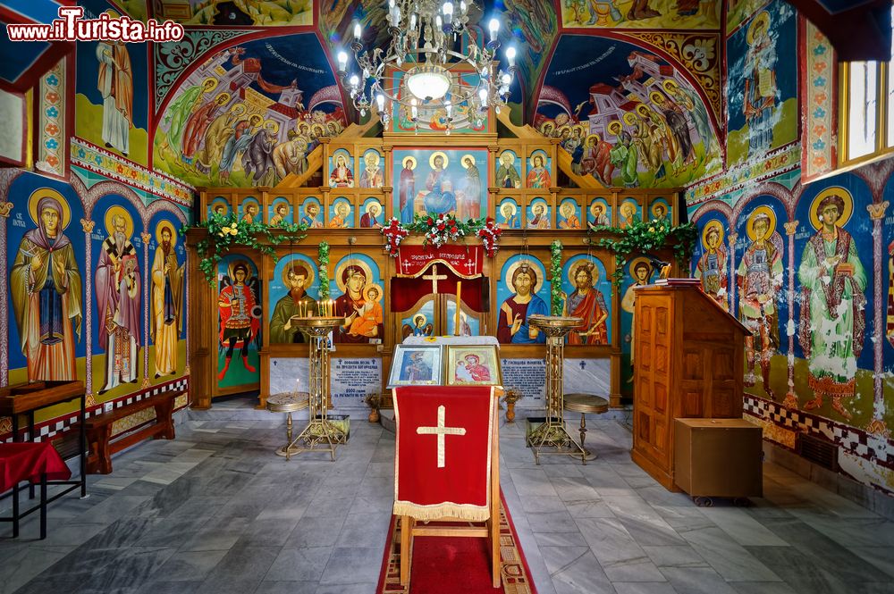 Immagine L'altare della chiesa di San Naum di Ocrida a Tetovo. Si trova sul monte Shar che sovrasta la città della Macedonia