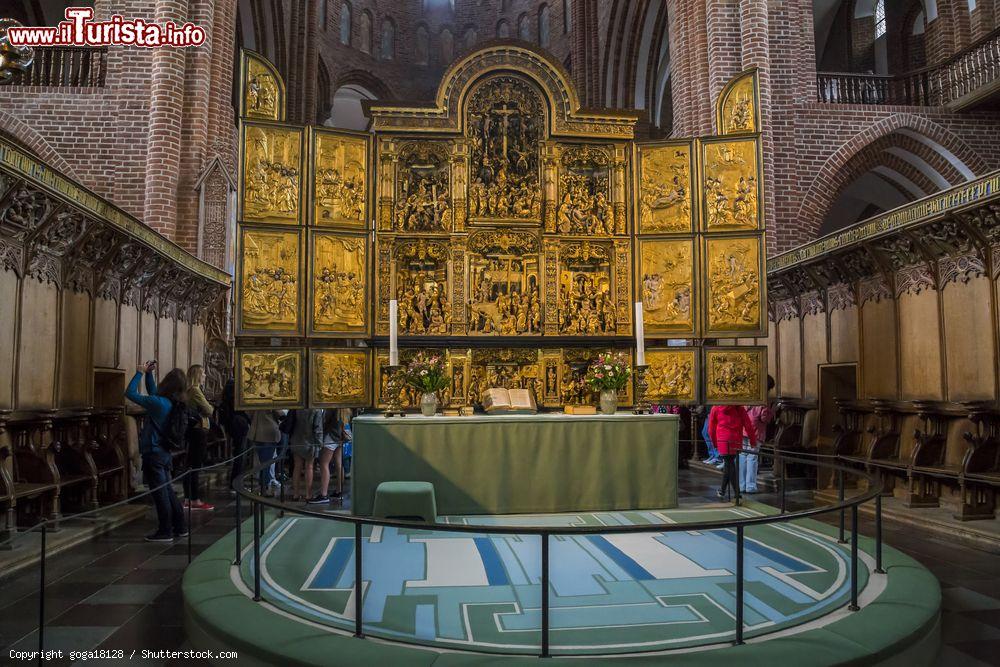 Immagine L'altare della cattedrale di Roskilde, Danimarca. L'edificio religioso, luogo di sepoltura dei re danesi, è patrimonio dell'umanità dell'Unesco - © goga18128 / Shutterstock.com