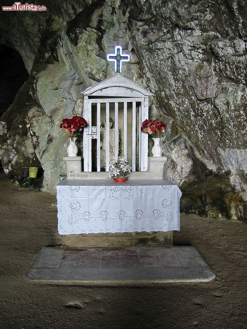 Immagine Altare dentro la Grotta di Pertosa in Campania - © Wikipedia