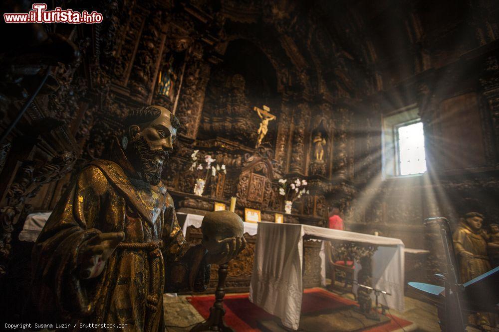 Immagine Altare e statue nella chiesa di Marialva, Portogallo - © Susana Luzir / Shutterstock.com