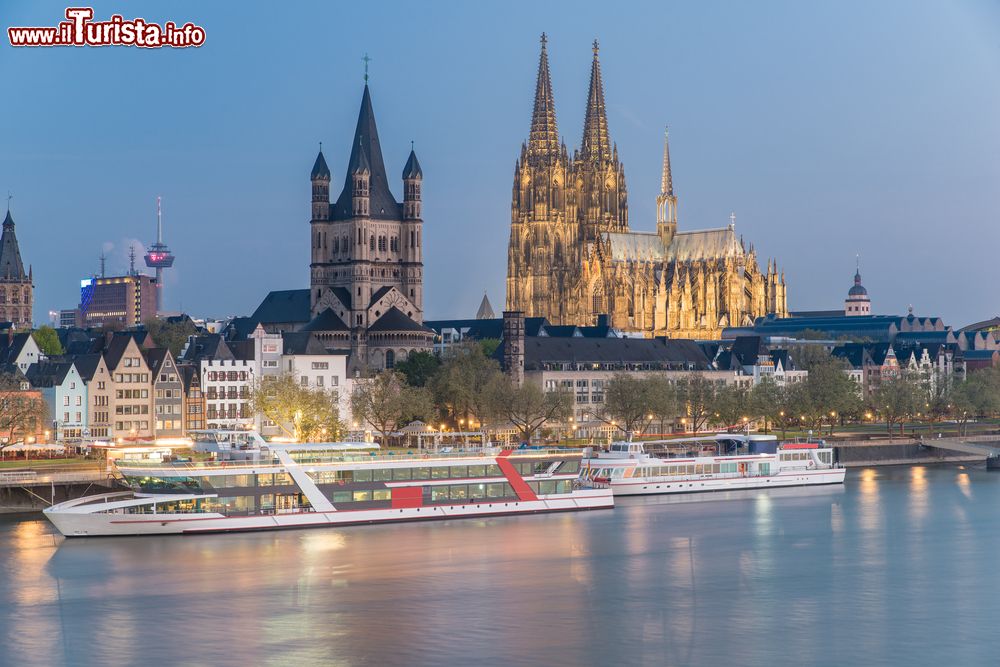 Immagine Vista dell'Altdstadt, il centro storico di Colonia (Germania), attraversato dal fiume Reno, sul quale si muovono le imbatracazioni da crociera.