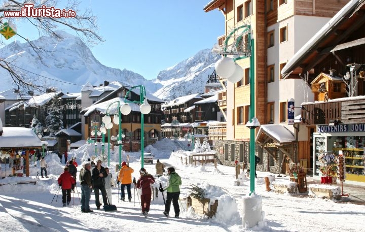 Immagine Le piste di Les Deux Alpes arrivano praticamente in centro, ed una delle passeggiate tipiche è quella a bordo del pendio ovest, che costeggia alberghi e bar, dove spesso vengon oorganizzati dei party serali sulla neve - © bruno longo - www.les2alpes.com