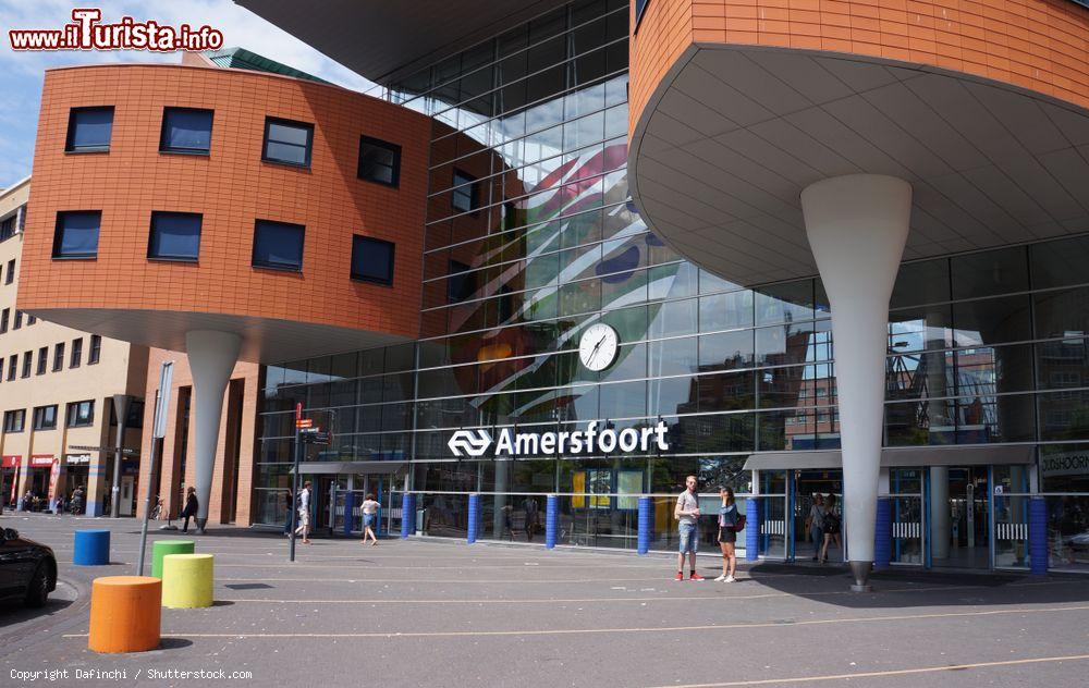 Immagine Amersfoort, Olanda: la moderna struttura della stazione ferroviaria - © Dafinchi / Shutterstock.com