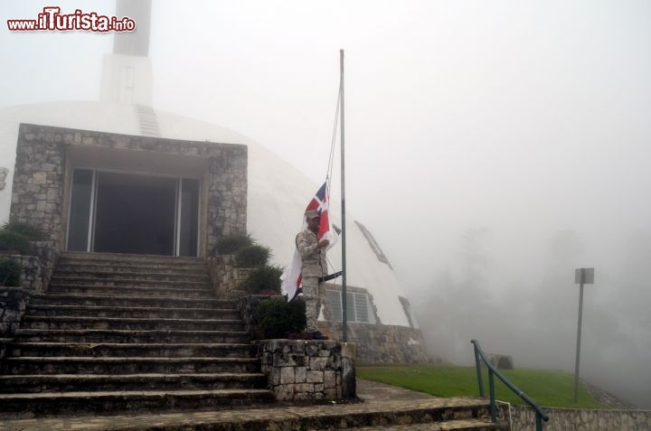 Immagine Ammaina bandiera a Puerto Plata, sul monte Isabel - La montagna, raggiungibile con l'unica teleferica dei Caraibi, offre viste sulla costa settentrionale della Repubblica Dominicana. Unica nota dolente, la nebbia, che a volte si manifesta rendendo il paesaggio suggestivo, ma difficile da indovinare. Sulla sommità della fortezza, la Statua del Cristo Redentore.