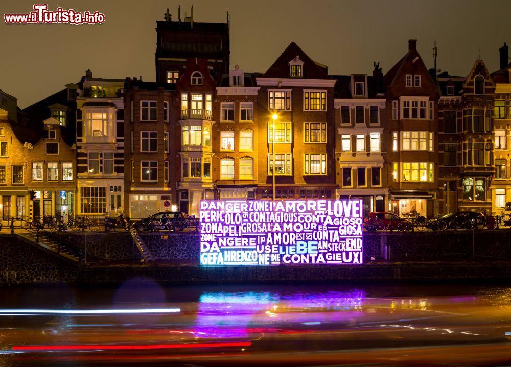 Immagine Amsterdam Light Festival: un'installazione luminosa chiamata "Together, Danger Love Zone" sui canali della città - foto © Marcel van den Bos / Shutterstock.com