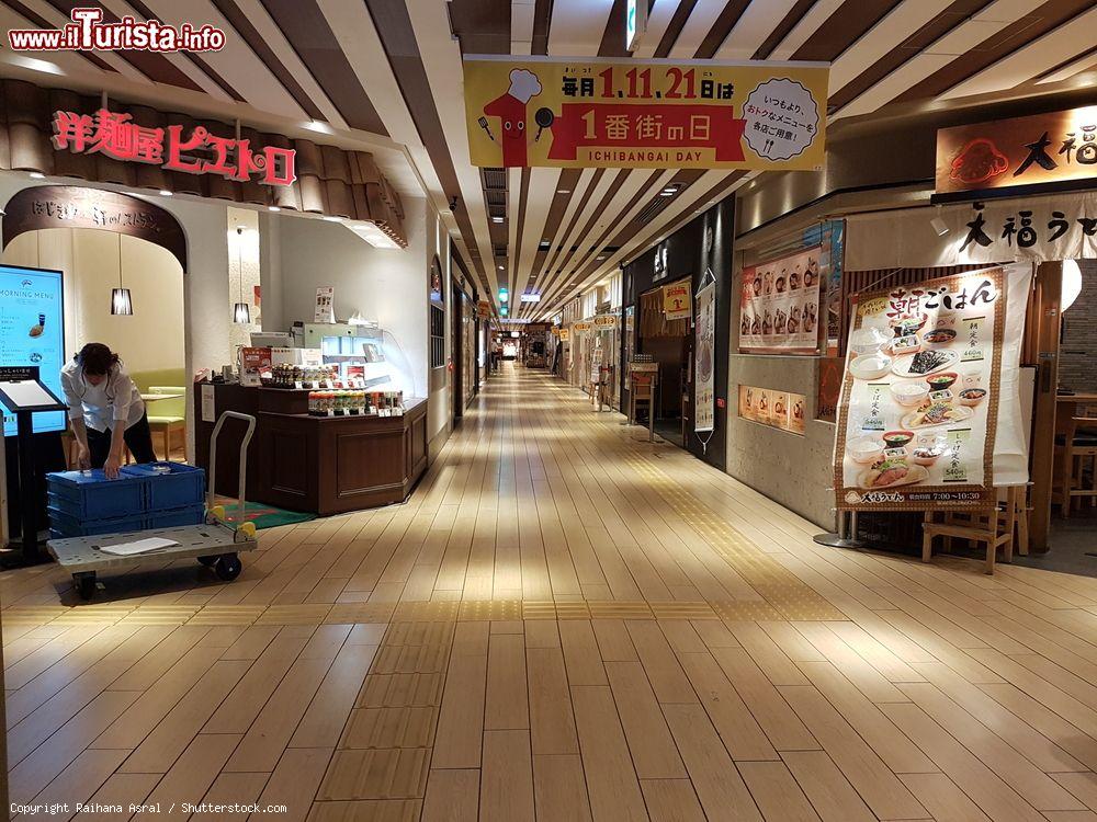 Immagine Amu Plaza Hakata alle prime ore della mattina, Fukuoka, Giappone. Questo centro commerciale si trova in JR Hakata City - © Raihana Asral / Shutterstock.com