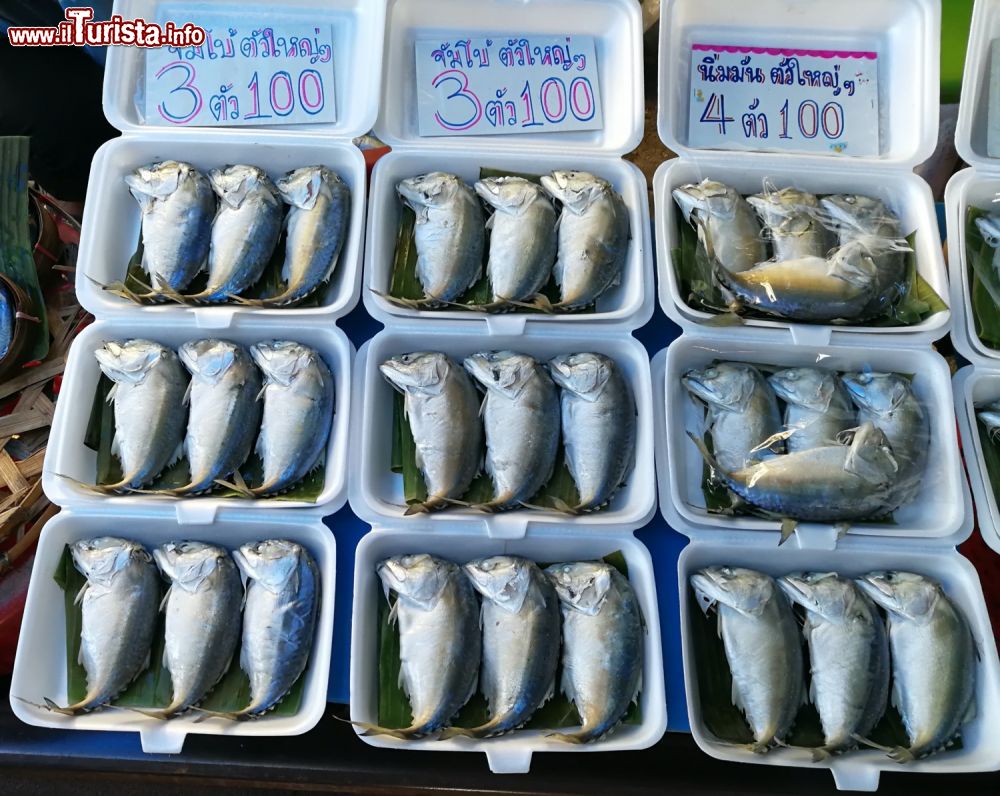 Immagine Anche il pesce nel mercato rionale Maekhlong Railway Market in Thailandia