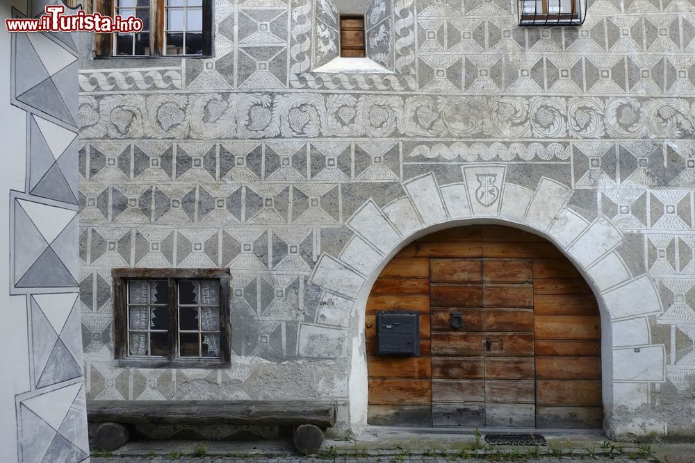 andeer-una-tipica-casa-dei-grigioni-in-svizzera-foto-andeer