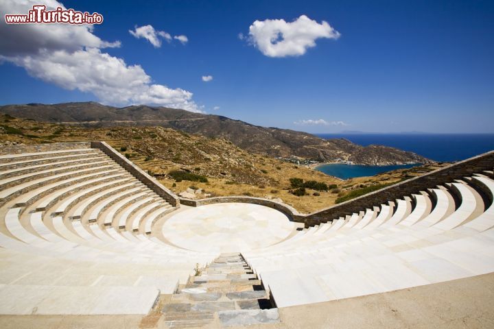 Immagine L'anfiteatro greco a Ios, Grecia. Sullo sfondo le acque azzurre del mar Egeo - © Alex Yeung / Shutterstock.com