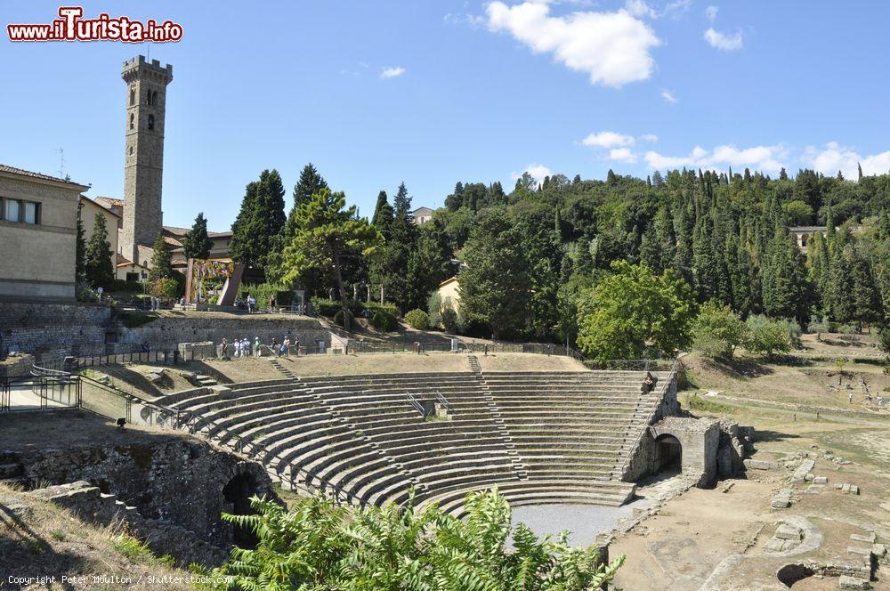 Immagine L'anfiteatro romano di Fiesole con la cattedrale sullo sfondo, Toscana. Fu il barone prussiano Friedman Schellersheim nel 1809 a eseguire per primo degli scavi che riportarono alla luce ruderi di epoca romana - © Peter Moulton / Shutterstock.com