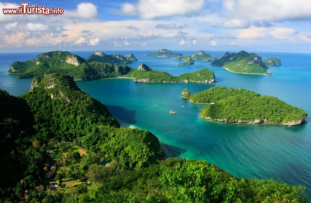 Immagine L'Ang Thong National Marine Park, Thailandia. E' caratterizzato da spettacolari rilievi che emergono dalle acque cristalline del parco sino ad oltre i 400 metri sul livello del mare.