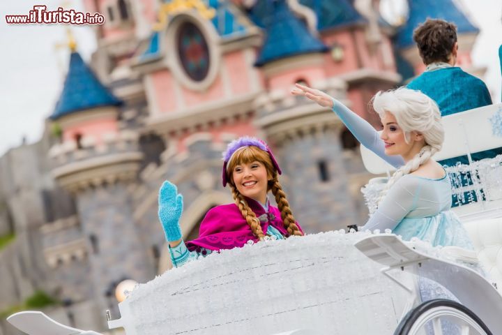 Immagine Le due sorelle protagoniste di Frozen, Anna ed Elsa, durante la parata a Disneyland Paris