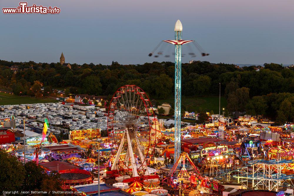 Immagine L'annuale fiera dell'oca al Forest Recreation Ground di Nottingham, Inghilterra. Si tratta di uno dei principali eventi nel calendario di questa città inglese: The Goose Fair risale a più di 700 anni fa ed è considerata una delle maggiori fiere itineranti d'Europa - © Jason Batterham / Shutterstock.com