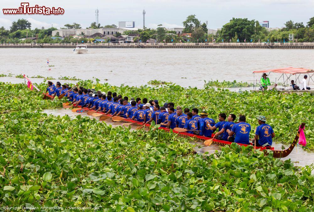 Immagine L'annuale Nonthaburi Long Boat Racing, Thailandia. Si svolge sul fiume Chao Phraya e vede impegnati una quarantina di uomini a bordo di lunghe piroghe in legno - © Teerayuth Mitrsermsarp / Shutterstock.com