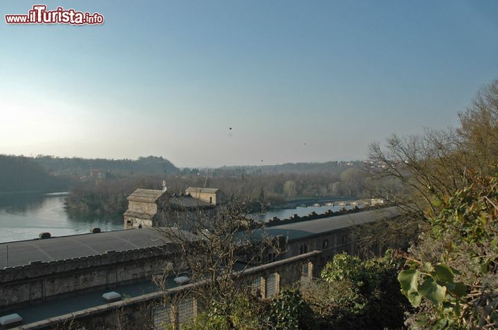 Immagine L'ansa del fiume Adda vista dal Castello di Trezzo sull'Adda - il Castello Visconteo, splendido edificio divenuto simbolo di Trezzo sull'Adda, fu costruito nel XIV secolo, per volere di Bernabò Visconti, in cima al promontorio che affianca un'ansa del fiume Adda: una posizione a dir poco strategica che portò il castello ad essere conteso più volte nel corso dei secoli tramite sanguinarie lotte e rivolte, in particolare da parte di Federico Barbarossa, i Torriani e i Visconti.