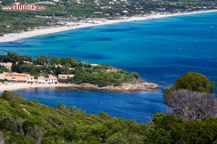 Immagine Una bella veduta dall'alto della baia di Pampelonne, Saint Tropez (Francia). Qui si trova la lunga e rinomata spiaggia di sabbia fine di Pampelonne che si estende per circa 5 chilometri.