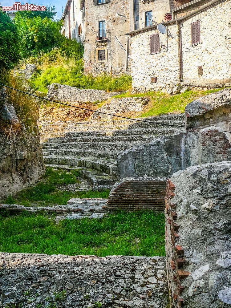 Immagine L'antica Acropoli del borgo di Ferentino, provincia di Frosinone, Lazio. Questa località è fra le cittadine ciociare a conservare il maggior numero di monumenti e epigrafi romane che hanno lasciato una testimonianza indelebile del passato.