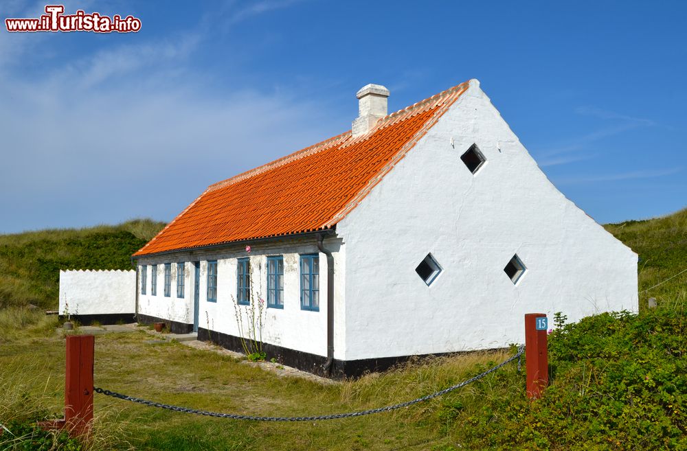 Immagine Un'antica casa bianca ristrutturata a Skagen, Danimarca. A farle da cornice la natura selvaggia e rigogliosa di questo angolo nord del territorio danese.