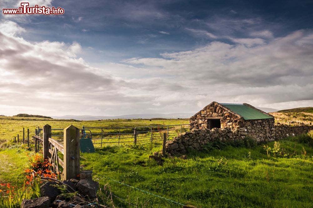 Immagine Antica casa in pietra sull'isola di Rathlin, Iralnda del Nord. Quest'isola dista 10 km dalla terraferma ed è l'unica di una certa rilevanza fra quelle abitate appartenenti all'Irlanda del Nord.