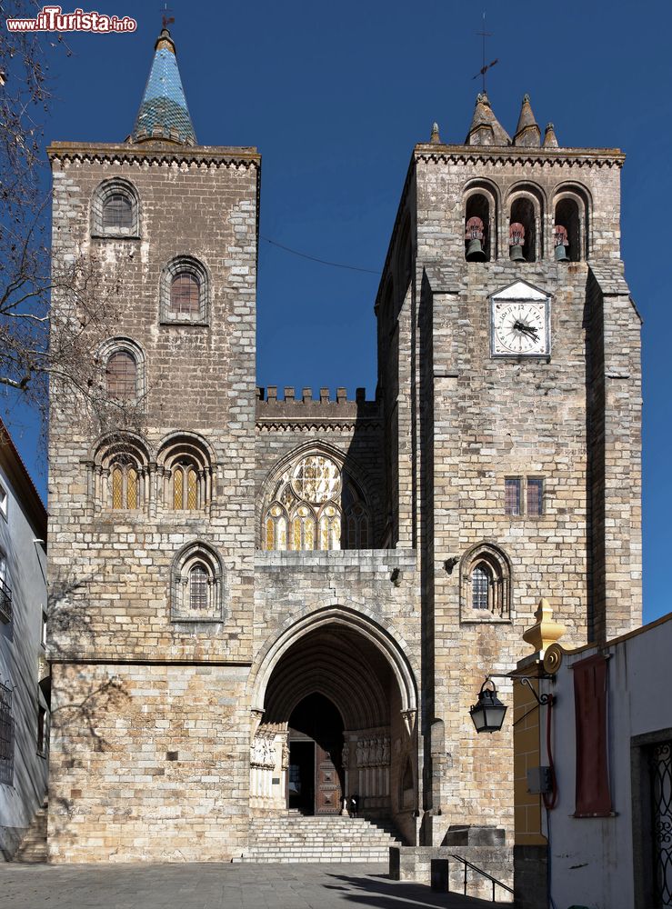 Immagine L'antica cattedrale di Evora, Alentejo, Portogallo. Dedicata a Santa Maria Assunta, è la chiesa cattolica maggiore di Evora oltre che cattedrale dell'arcidiocesi della città. Si tratta della più grande cattedrale del Portogallo costruita in stile fra romanico e gotico.