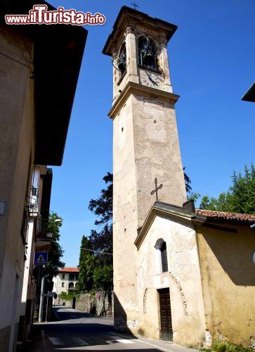 Immagine Un'antica chiesa a Castiglione Olona con grande campanile in mattoni- © lkpro / Shutterstock.com