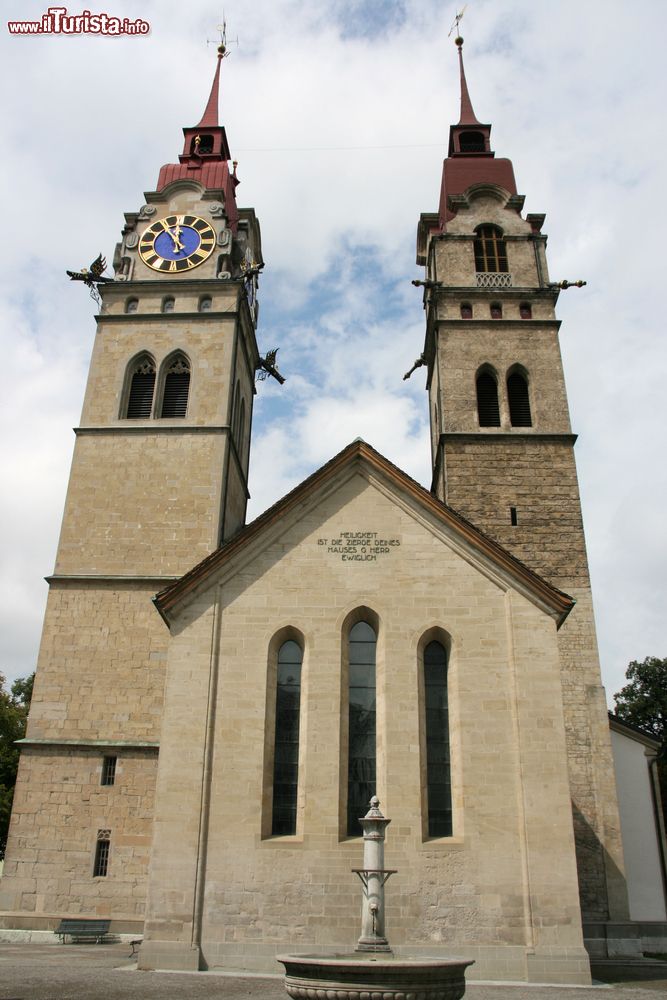 Immagine L'antica chiesa cattolica parrocchiale del villaggio di Winterthur, Svizzera. Le due torri gemelle sono uno dei simboli della città nei pressi di Zurigo.