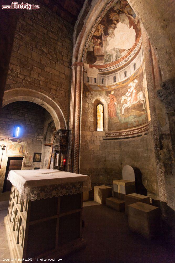 Immagine Antica chiesa in pietra del borgo storico di Vigoleno in Emilia - © Dante1969 / Shutterstock.com