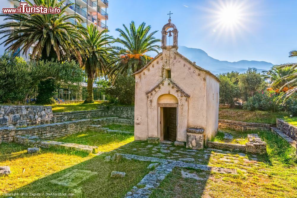 Immagine L'antica chiesa di San Giorgio a Tucepi, Croazia. Costruita nel XIII° secolo, sorge nei pressi della costa - © OPIS Zagreb / Shutterstock.com