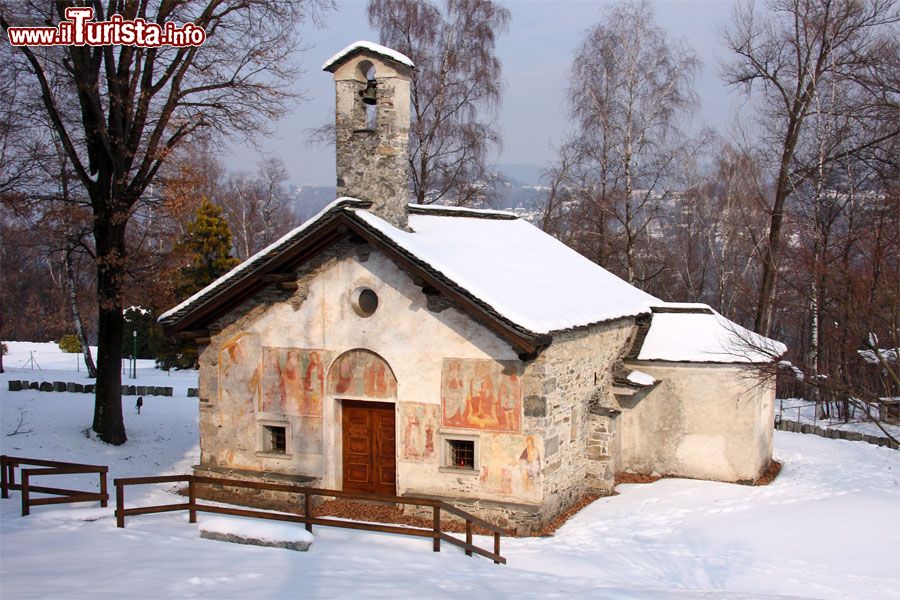 Immagine L'antica chiesa di Santa Maria di Luzzara a Gozzano, Piemonte - © Alessandro Vecchi - CC BY-SA 3.0, Wikipedia