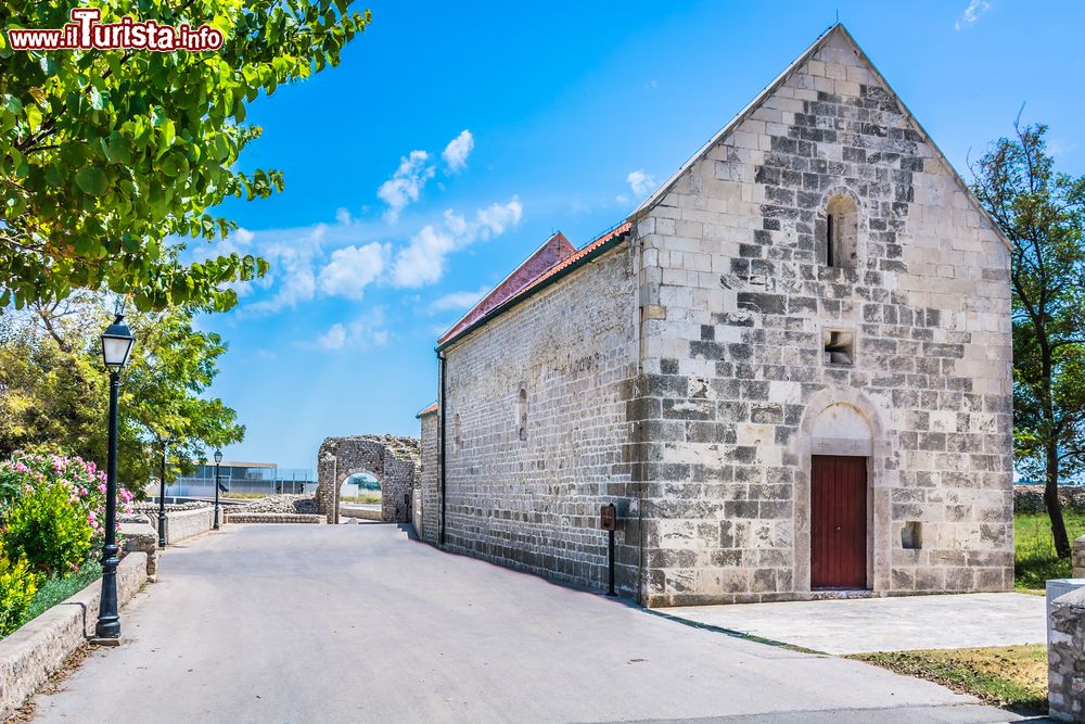 Immagine Antica chiesa in pietra nel centro storico di Nin, Croazia.