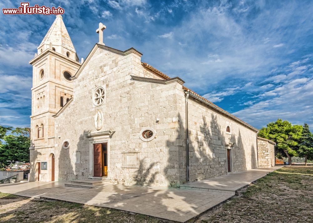 Immagine L'antica chiesetta di Sveti Juraj a Primosten, Croazia. Questo bell'edificio religioso è realizzato interamente in pietra bianca ed è uno dei principali luoghi di culto della città.