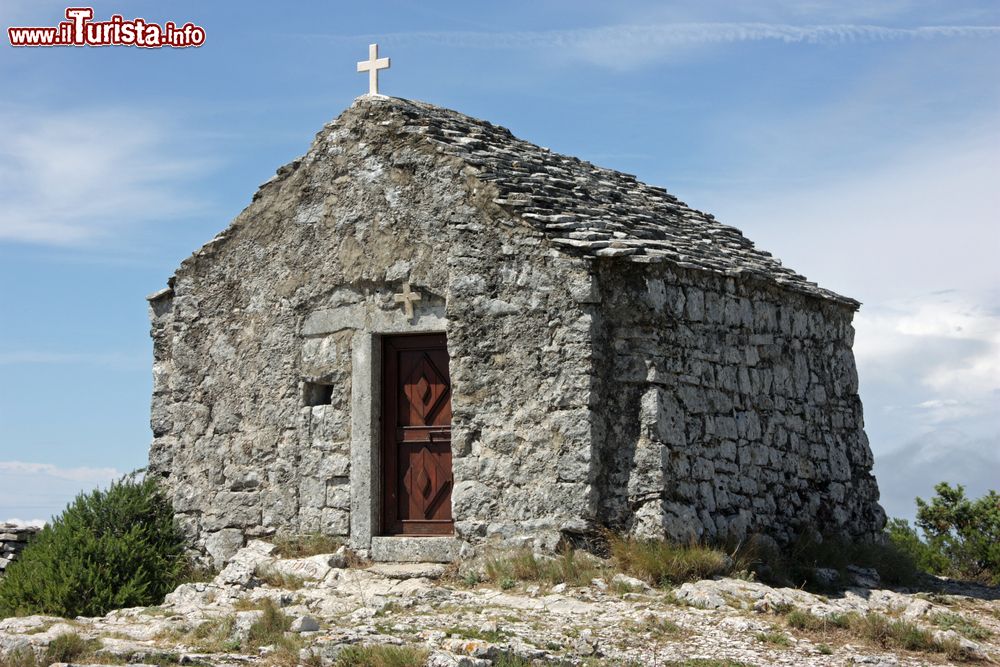 Immagine Un'antica chiesetta in pietra sull'isola di Vis, Croazia. L'isola di Lissa, questo il nome in italiano, è un paradiso di tranquillità oltre che una destinazione turistica autentica.