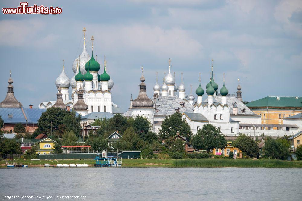 Immagine L'antica città di Rostov-on-Don (Russia) con la cattedrale dell'Assunzione e la chiesa della Resurrezione con le splendide cupole smaltate in argento e verde - © Gennadiy Solovyev / Shutterstock.com