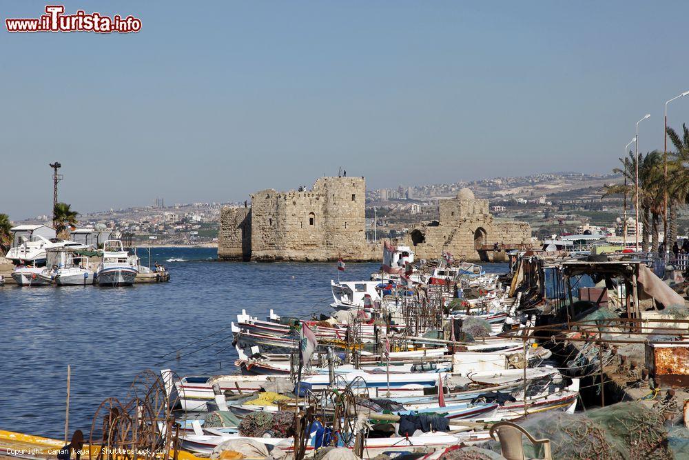 Immagine L'antica città fenicia di Sidone, Libano, con le barche dei pescatori ormeggiate al porto. Sullo sfondo, ciò che resta della fortezza dei crociati - © canan kaya / Shutterstock.com