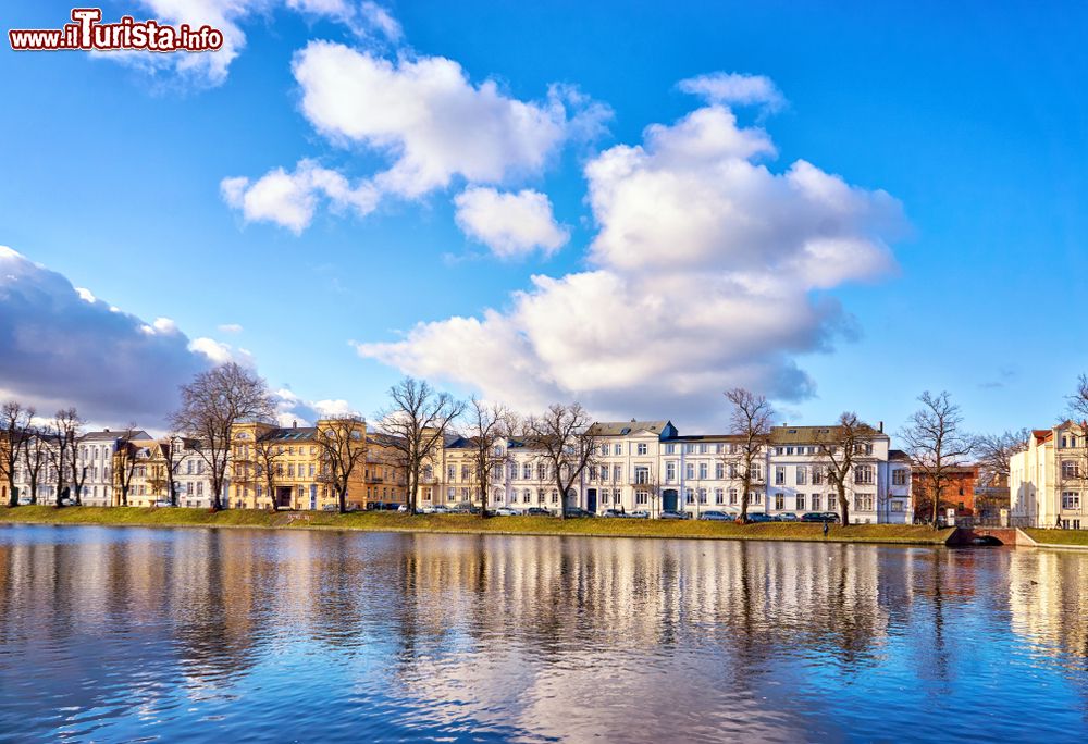 Immagine L'antica cittadina di Schwerin, Meclemburgo-Pomerania (Germania). Capitale di questo land tedesco, è stata nominata la prima volta fra il 1012 e il 1018 con il toponimo Zuarina.