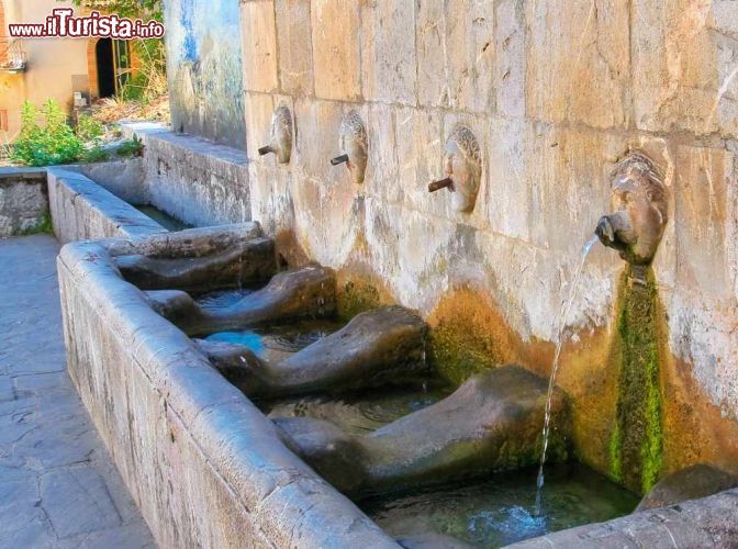 Immagine Un'antica fontana nel borgo di Satriano di Lucania in Basilicata - © Mi.Ti. / Shutterstock.com