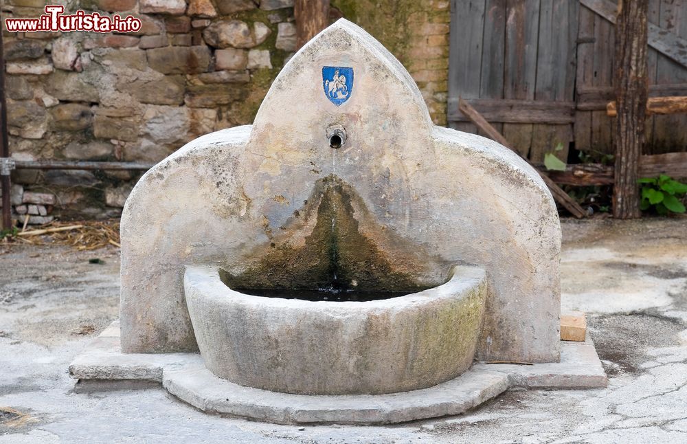 Immagine Antica fontana nel centro storico di Bevagna, Umbria, Italia.