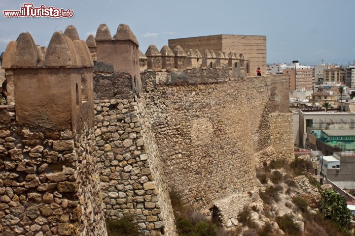 Immagine Antica fortezza di Alcazaba a Almeria, Spagna. Iniziata a costruire nell'VIII° secolo e poi distrutta da un terremoto nel 1522, questa fortezza è formata da un triplice giro di mura, un maestoso maschio e magnifici giardini. Al di sotto si estende un quartiere bianco di chiara impronta araba