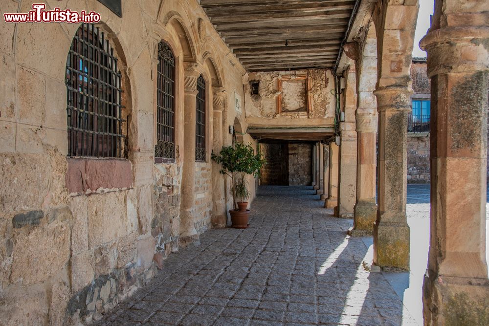 Immagine Antica galleria medievale nella piazza principale di Medinaceli, Soria, Spagna.