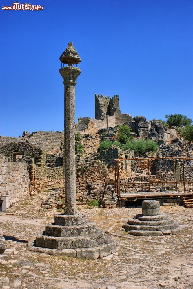 Immagine Antica gogna fra le rovine di Marialva, Portogallo: interamente in granito, questo palo della gogna risale al XV° secolo.