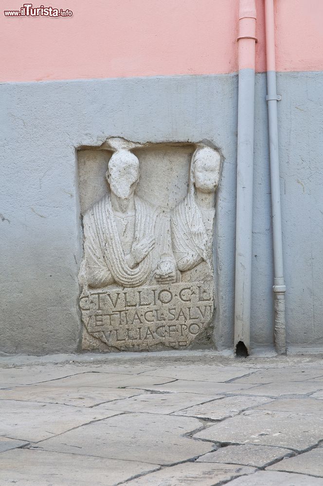 Immagine Antica iscrizione sulla facciata di un palazzo a Venosa, Basilicata.