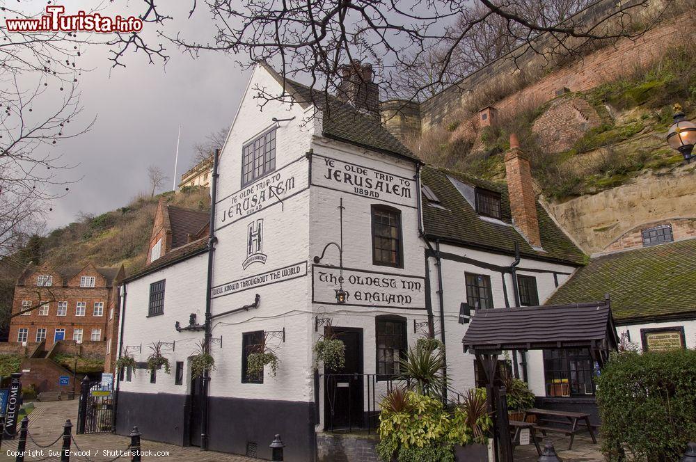 Immagine La più antica e celebre locanda di Inghilterra, Ye Olde Trip to Jerusalem, si trova all'ombra del muro del castello di Nottingham - © Guy Erwood / Shutterstock.com