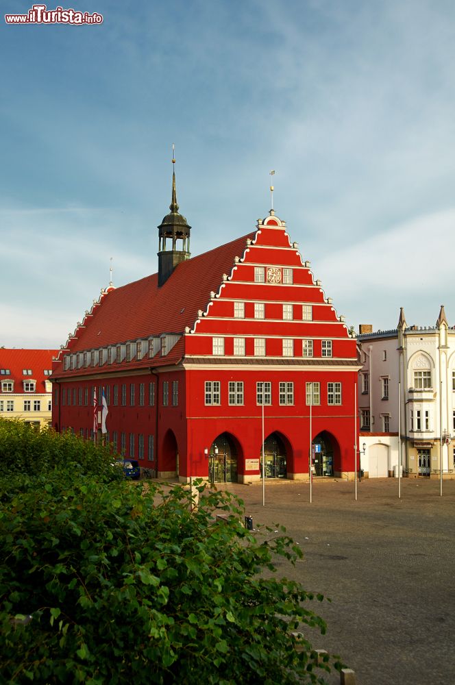 Immagine L'antica piazza del mercato con il Palazzo Municipale a Greifswald, Meclemburgo-Pomerania (Germania). Situata sulle rive del Mar Baltico, questa graziosa cittadina è attraversata dal fiume Ryck.